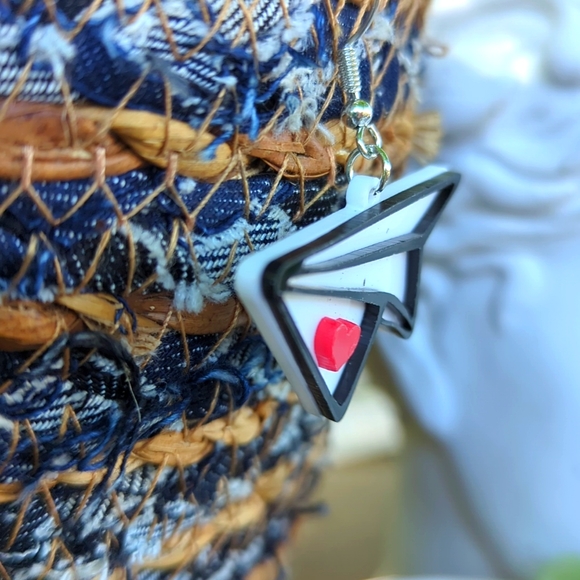 NWT/IP: (unbranded) 💌❤️🤓LOVE LETTER/PAPER AIRPLANE🤓❤️💌 acryl dangle earrings - Picture 3 of 4